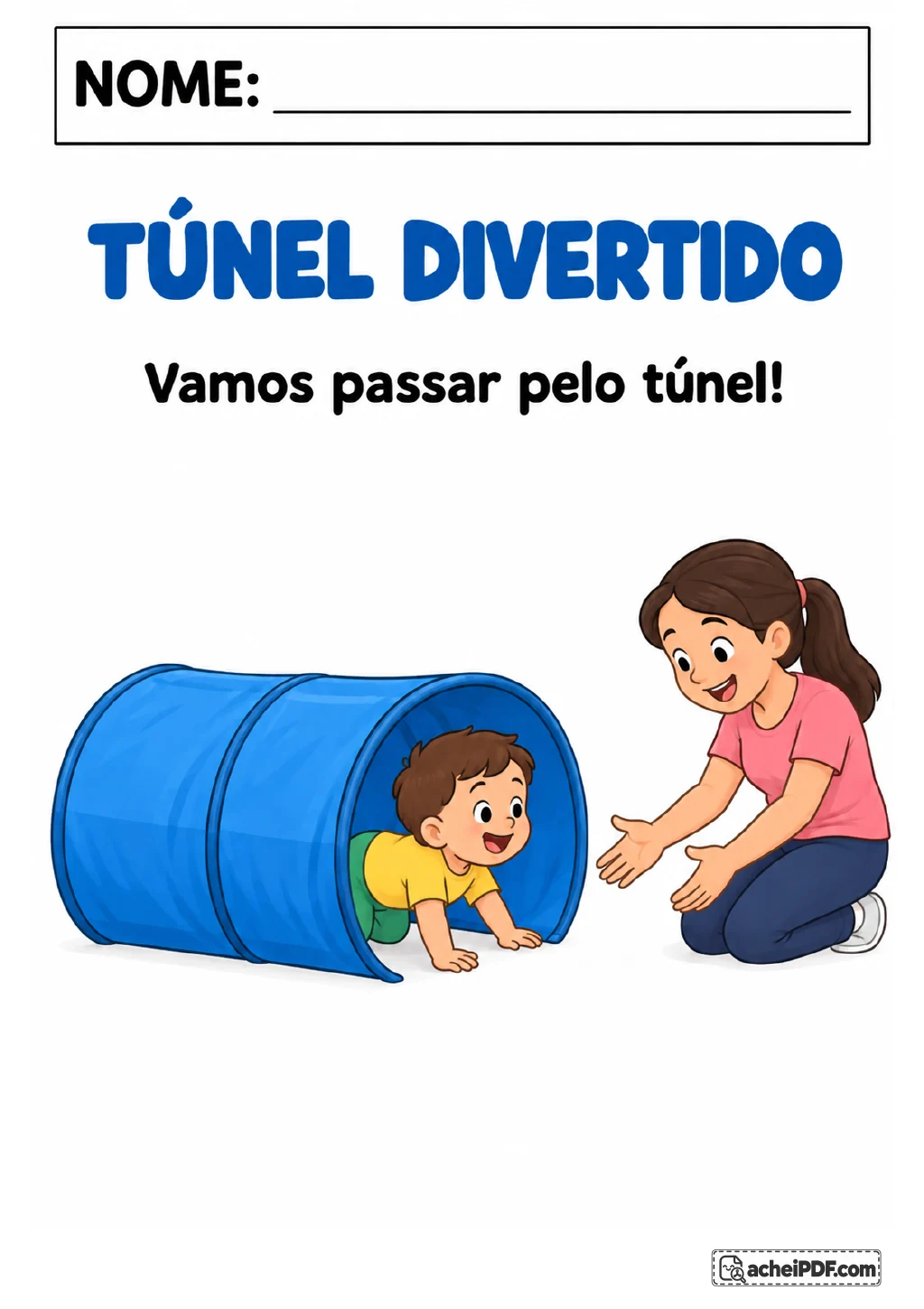 Criança engatinha por um túnel azul enquanto uma adulta ajoelhada a acompanha na saída.